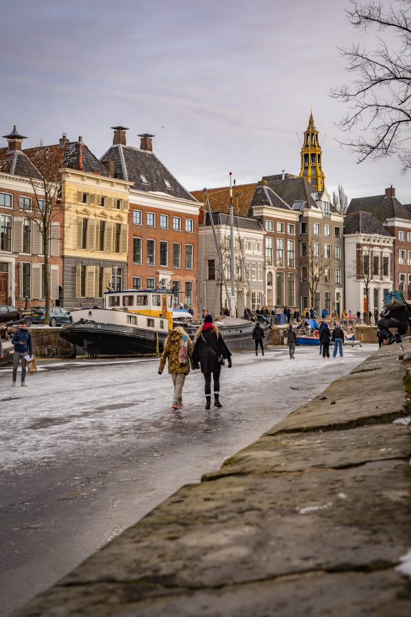 Bevroren grachten in Groningen door VM Alkema