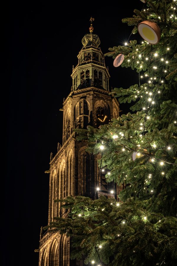 Groningse eierballen in de kerstboom Grote Markt